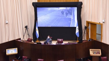 La cámara de seguridad que muestra a dos personas caminando de espaldas. La testigo reconoció a la víctima y al imputado. Foto Florencia Salto.