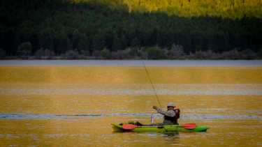 La pesca es una de las actividades permitidas en San Martín de los Andes. Foto: Patricio Rodriguez