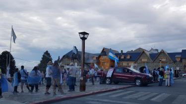 Los manifestantes se concentraron en el Centro Cívico de Bariloche para expresar su descontento con el gobierno nacional. (Foto Gentileza)