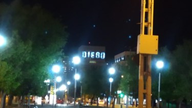 Así lucía anoche la torre del Banco Provincia de Neuquén, en homenaje a Maradona. (Foto: gentileza)