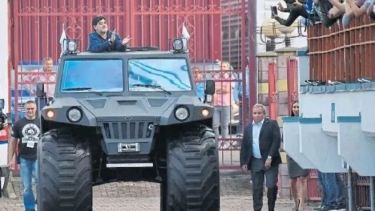 En Bielorrusia, donde fue presidente honorario del club Dínamo Brest, Maradona recibió como regalo un anillo de brillantes de 300.000 euros y un tanque anfibio diseñado por el ejército, de 2,61 metros de altura, 4,50 metros de largo y 2,3 toneladas de peso