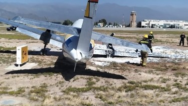 Accidente de un Metroliner en Mendoza esta mañana, donde la tripulación resultó ilesa.  Foto: gentileza Argentina Spotters.-
