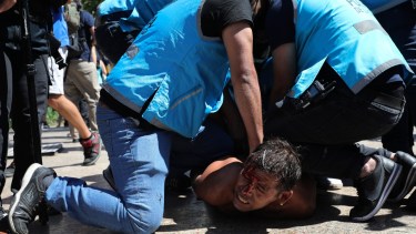 La Policía reprimió a muchas de las personas que fueron al velatorio de Maradona.