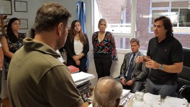 Gerez, de pie a la derecha, y Terán, sentado a su lado, en una de las pocas fotos en las que están juntos, al recibir a familiares de la víctima de un homicidio en Cutral Co. (Archivo)