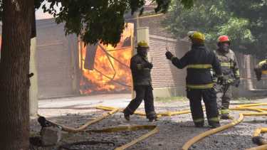 Trabajaron varias dotaciones de bomberos y el helicóptero para contener el fuego. (Foto: Yamil Regules)