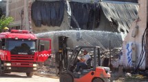 Imagen de Sigue el enfriamiento en el galpón de empaque incendiado en Neuquén