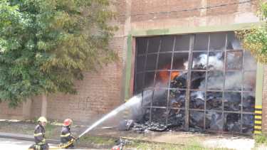 Estiman que las pérdidas por el incendio de un galpón de empaque de Neuquén ascienden los 7 millones de dólares. (Foto: Yamil Regules)