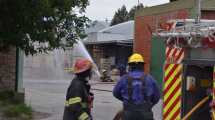 Imagen de Se terminó de extinguir el fuego en el galpón de empaque de Neuquén