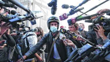 Acorralado. El Dr. Leopoldo Luque ya había hecho su descargo llegando hasta las lágrimas, pero los fiscales dudan de su labor.