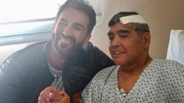 El médico Luque y el fallecido astro del fútbol mundial. 