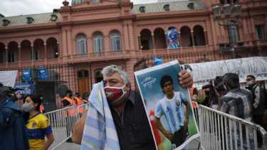 El velatorio empezó temprano y terminó de manera accidentada. (Foto: AP)