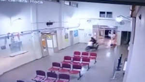 Video: escapaba de la policía y entró a bordo de una moto al hospital de Roca