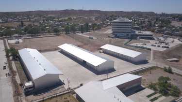 El corralón se trasladó a naves industriales contiguas al municipio en Novella y Godoy (gentileza)