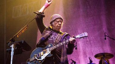 Neil Young, un roquero polémico que se actualiza constantemente  sin perder la rebeldía.