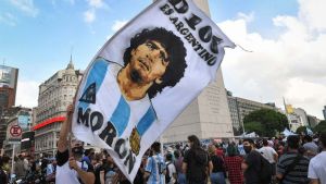Miles de personas despiden a Diego en el Obelisco y otros lugares míticos del Diez
