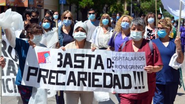 La movilización unió el hospital Zatti con la sede del Ministerio de Salud. Fotos: Marcelo Ochoa.