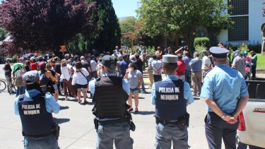 Personal policial se dispuso frente al municipio para garantizar la seguridad.