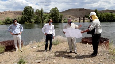 Autoridades provinciales y municipales visitaron el reinicio de obras en en río Collón Curá (Neuquén Informa)