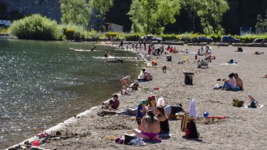 La playa del centro de cara al lago Lácar el último viernes. Foto: Patricio Rodríguez.
