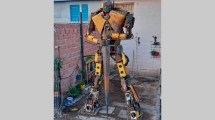 Imagen de Hizo un enorme robot para que los vecinos del barrio  San Lorenzo se saquen fotos