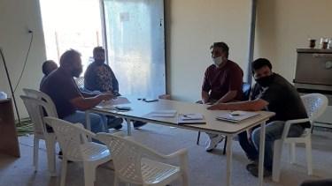 Los productores analizan las cinco ofertas presentas por las firmas compradoras. Finalmente Unilán fue la ganadora. (Foto: gentileza).