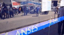 Imagen de Retirados de la Policía llevaron su reclamo a las puertas de la Anses Viedma