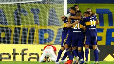 Abrazo de alivio entre Andrada y sus compañeros. 