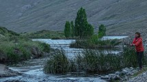 Imagen de Laguna Navarrete en el norte neuquino, donde los pescadores no necesitan exagerar