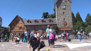Volvieron a pintar los pañuelos de las Madres en el Centro Cívico de Bariloche