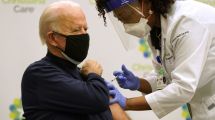 Imagen de Biden da el ejemplo y se aplica la vacuna contra el coronavirus
