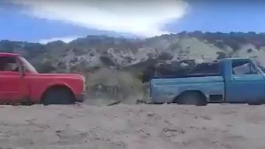 La jornada había empezado a las 4 de la mañana para traer leña. Pasado el mediodía una de las camionetas se quedó al regresar y Firmapaz lo remolcó. Captura de video.