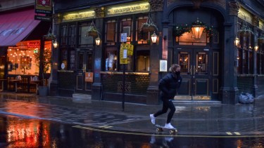 Las calles desiertas de un sector de Londres tras las nuevas medidas restrictivas.
