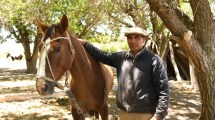 Imagen de El gaucho que amansa caballos con la caricia y el susurro en la Línea Sur