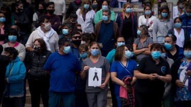 Los trabajdores del hospital de Bariloche de duelo por la muerte de una compañera como consecuencia del coronavirus. Archivo