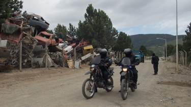 El basural de Bariloche está sobre la ruta nacional 40, en la zona sur de la ciudad. El hallazgo del cuerpo movilizó a la Policía, funcionarios judiciales y autoridades. Foto: Marcelo Martínez