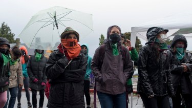 Bajo la intensa lluvia las organizaciones de mujeres mantuvieron la vigilia hasta la aprobación de la ley por el aborto legal esta mañana. Foto: Marcelo Martínez
