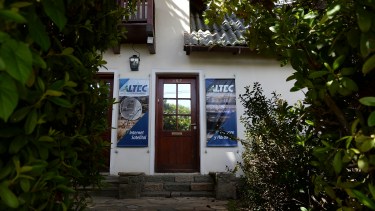 Gendarmería estuvo más de 4 horas en la sede de Altec, en Bariloche, allanando sus oficinas. Foto: Alfredo Leiva