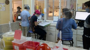 La gobernadora Carreras dijo que reubicarán a personal del hospital Ramón Carrillo para el hospital modular. Archivo