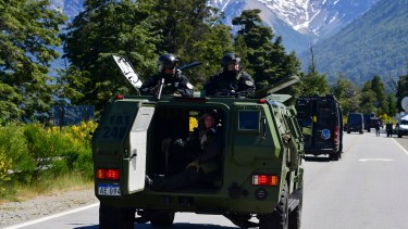 El año pasado, vehículos especiales rodearon la zona de conflicto de Villa Mascardi por una inspección de la fiscalía federal. Archivo