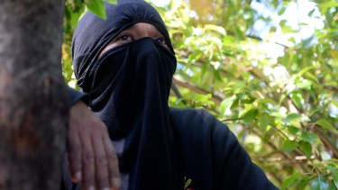 Un joven encapuchado ofició de vocero de la lof Lafken Winkul Mapu tras el operativo de la Federal. Foto: Chino Leiva