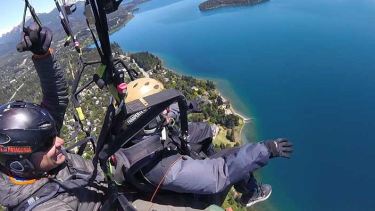Otra perspectiva de las maravillas de la ciudad. Foto: Parapente Bariloche. 