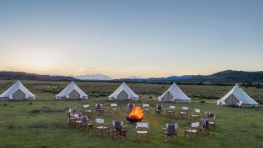 En el paraje El Manso, a 90 km al sur de Bariloche, está el Río Manso Camp, glamping de alta gama a orillas del río Manso y rodeado de montañas.