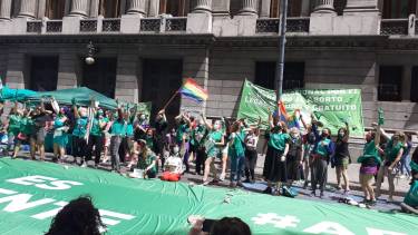 Mujeres de organizaciones políticas y sociales, y representantes de la Campaña Nacional por el Derecho al Aborto Legal, Seguro y Gratuito se convocaron frente al Congreso Nacional mientras en la Cámara de Diputados las comisiones debatían. (Gentileza @fmlatribu).-
