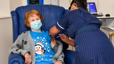 Margaret Keenan, de Irlanda del Norte, se convirtió este martes en la primera persona del mundo en recibir la vacuna Pfizer/BioNTech autorizada y fuera de un ensayo clínico. AP