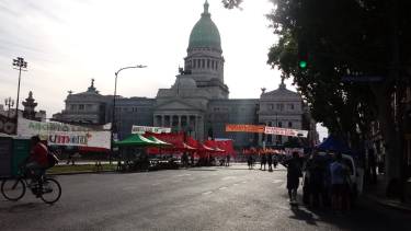 Así se preparaban las vigilias frente al Congreso desde ayer. (Foto @Radio10).-
