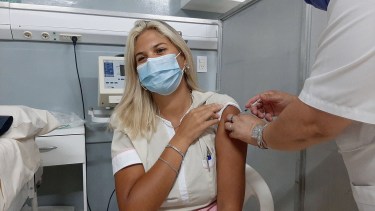Profesionales de la Salud son quienes reciben primero la Sputnik por tener más exposición al virus. (@AgenciaTelam)