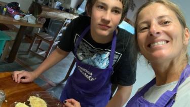 "Diagnósticos más tempranos. Vivian Mathis impulsa la concientización sobre una enfermedad poco frecuente que afecta a su hijo. Es un síndrome por deficiencia del transportador de glucosa de tipo 1 (GLUT1), un trastorno que puede producir dificultades para caminar y convulsiones"