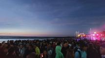 Imagen de Las Grutas: En la playa la gente festejó amontonada y  sin cumplir protocolos
