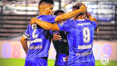 Los jugadores de Gimnasia vienen honrando de la mejor manera a Diego Maradona, quien fuera su entrenador.