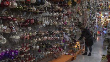 La decoración navideña ya está en los mercados y desde hoy los pinitos de Navidad comenzarán a vestir los hogares.